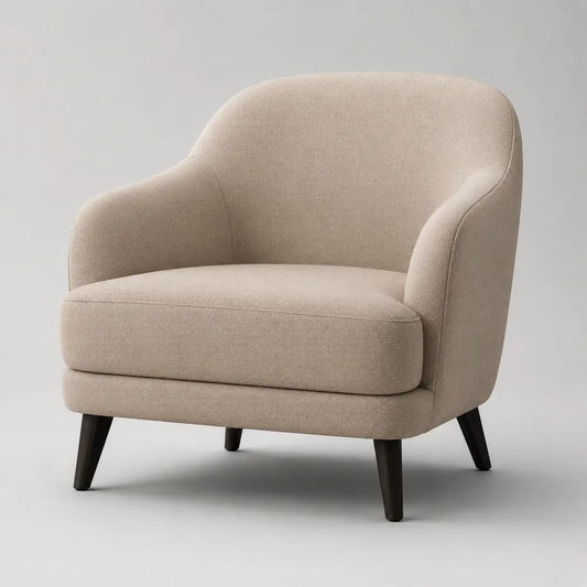 Poltrona imbottita in tessuto beige con schienale avvolgente e gambe in legno marrone scuro, 80 x 82 x 84 cm